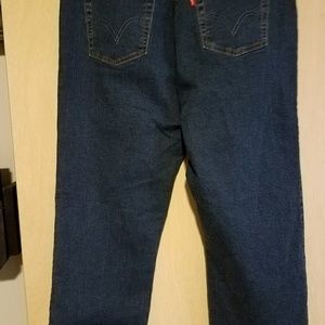 Levis perfectly slimming capris